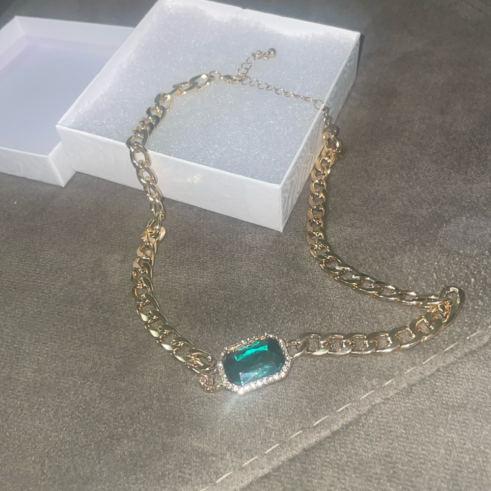 Green gemstone fashion necklace. - Picture 2 of 6
